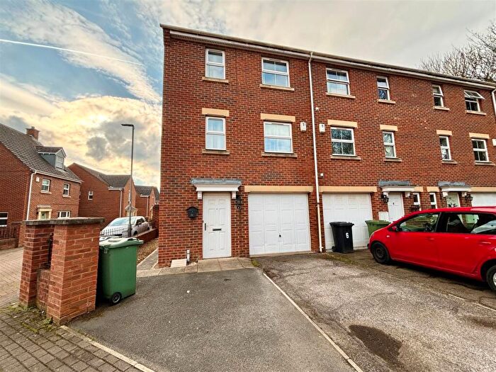 3 Bedroom Town House For Sale In Nursery Close, Kippax, Leeds, LS25