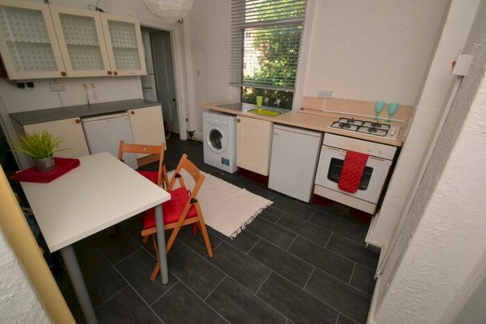 2 Bedroom Flat To Rent In Musters Road, West Bridgford, NG2