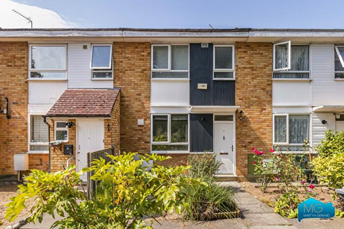 2 Bedroom Terraced House To Rent In Woodside Lane, North Finchley, London, N12