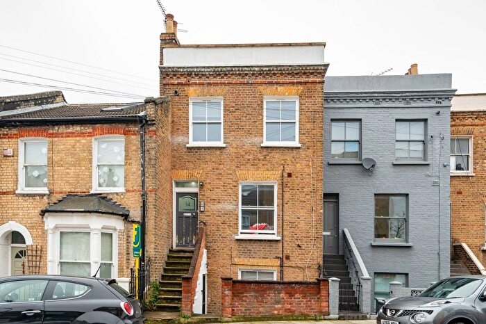 2 Bedroom Flat To Rent In Gayford Road, Shepherd's Bush, London, W12