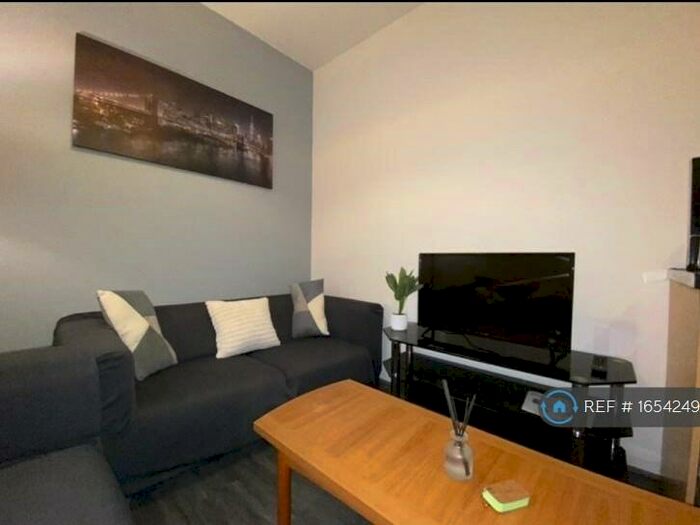3 Bedroom Flat To Rent In The Study, Salford, M6