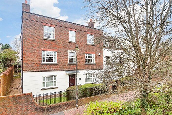 2 Bedroom Flat For Sale In Worthing Road, Horsham, West Sussex, RH12