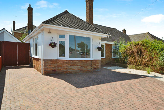 2 Bedroom Semi-Detached Bungalow For Sale In Queens Road, CO15