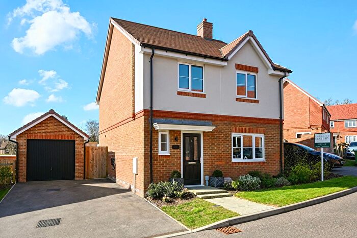 4 Bedroom Detached House For Sale In Yarrow Close, Crowborough, TN6