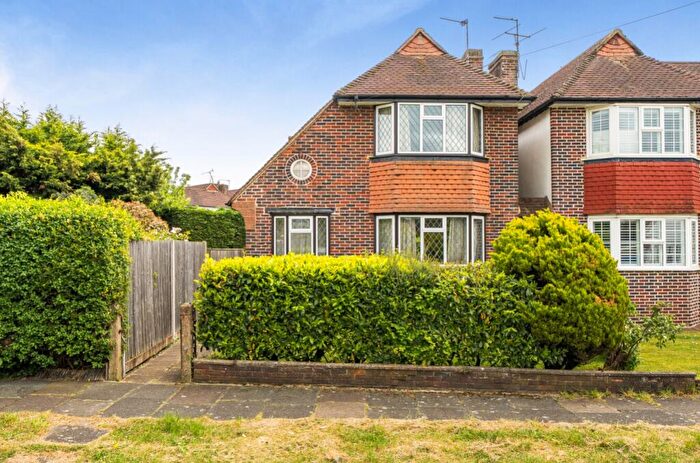 3 Bedroom Link Detached House For Sale In Hollington Crescent, New Malden, Surrey, KT3