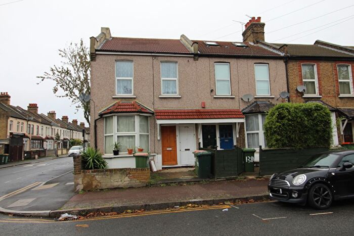 2 Bedroom Flat To Rent In Charlemont Road, London, E6