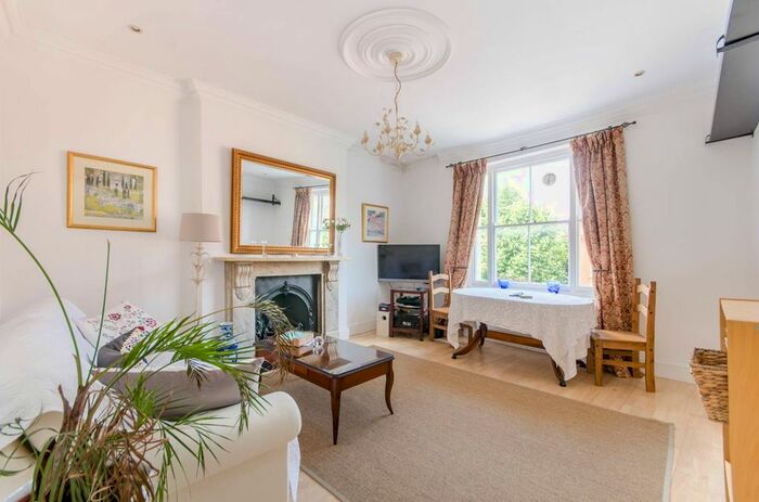 2 Bedroom Flat To Rent In Cromwell Crescent, Earls Court, London, SW5