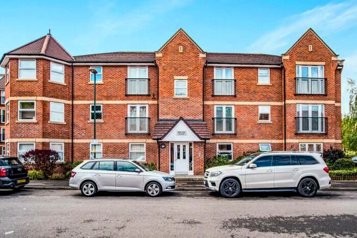 2 Bedroom Flat To Rent In Walton Road, Bushey, WD23