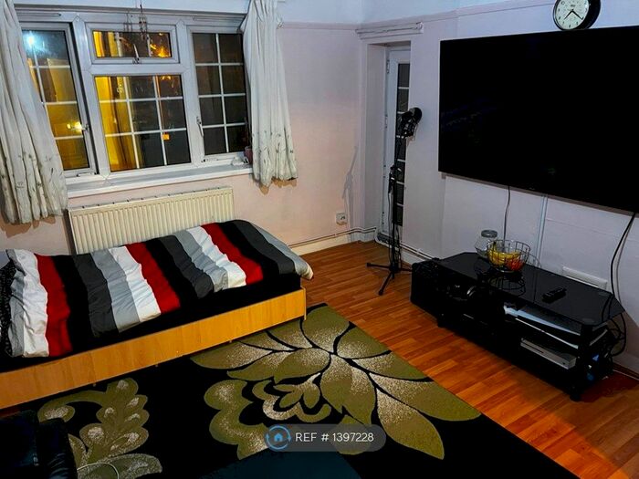 3 Bedroom Flat To Rent In Watergate House, London, SE18