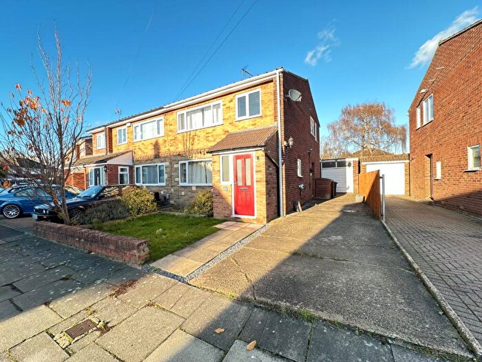 3 Bedroom Semi-Detached House To Rent In Holmbrook Avenue, Luton, Bedfordshire, LU3