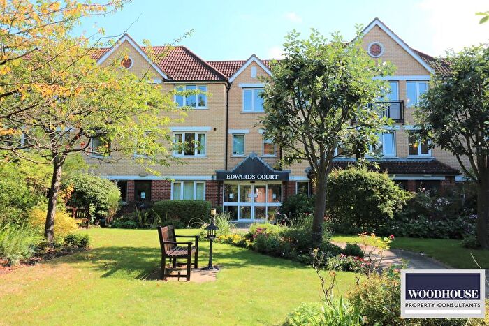 1 Bedroom Flat To Rent In Turners Hill, Cheshunt, EN8