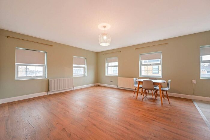 2 Bedroom Flat To Rent In St. James's Street, Walthamstow, London, E17