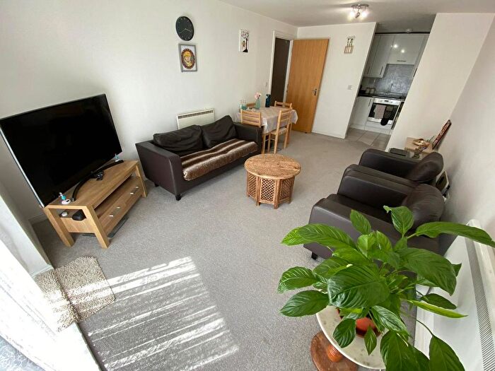 1 Bedroom Flat To Rent In High Street, Feltham, TW13