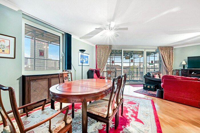 2 Bedroom Apartment To Rent In Boardwalk Place, London, E14