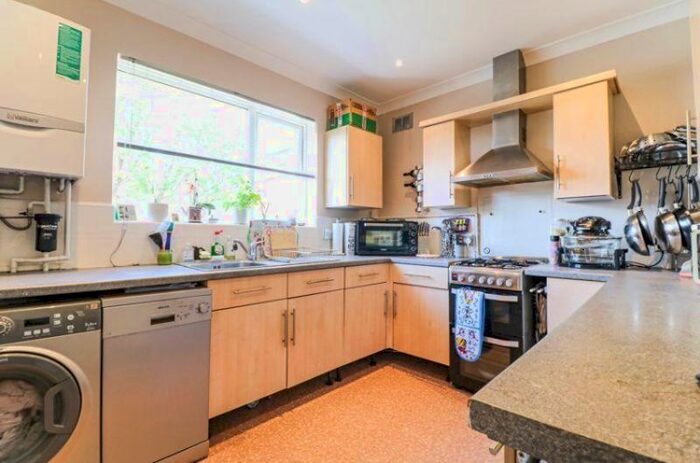 4 Bedroom Flat To Rent In Beechwood Gardens, Slough, SL1