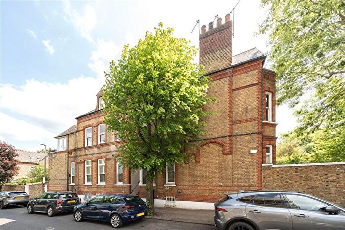 2 Bedroom Flat For Sale In Bolingbroke Grove, Between The Commons, SW11