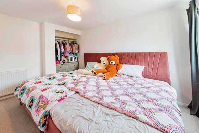 3 Bedroom End Of Terrace House For Sale In Linnet Close, Waterlooville, PO8