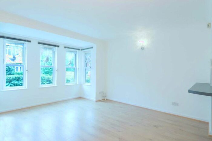 1 Bedroom Flat To Rent In Chestnut Grove, New Malden, KT3