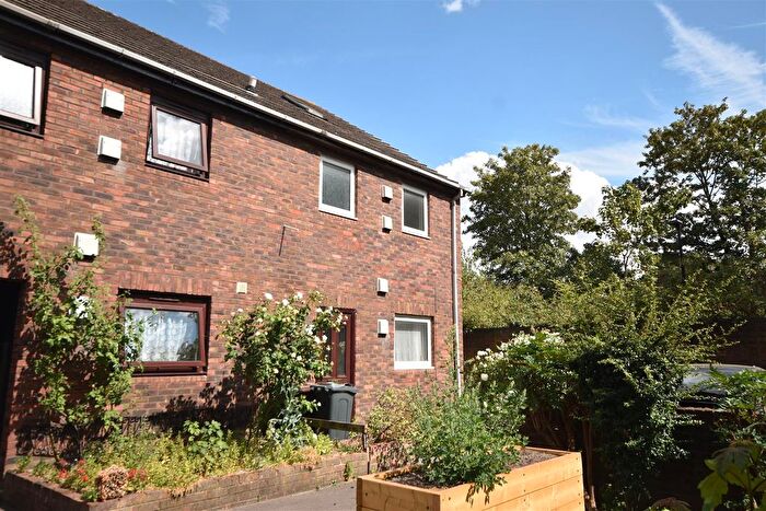 3 Bedroom End Of Terrace House For Sale In Layton Road, Brentford, TW8