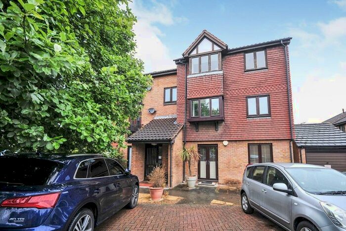 2 Bedroom Flat To Rent In Gables Close, London, SE12