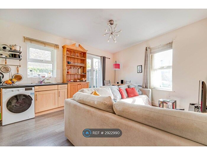 2 Bedroom Flat To Rent In Horatio House, London, SW19