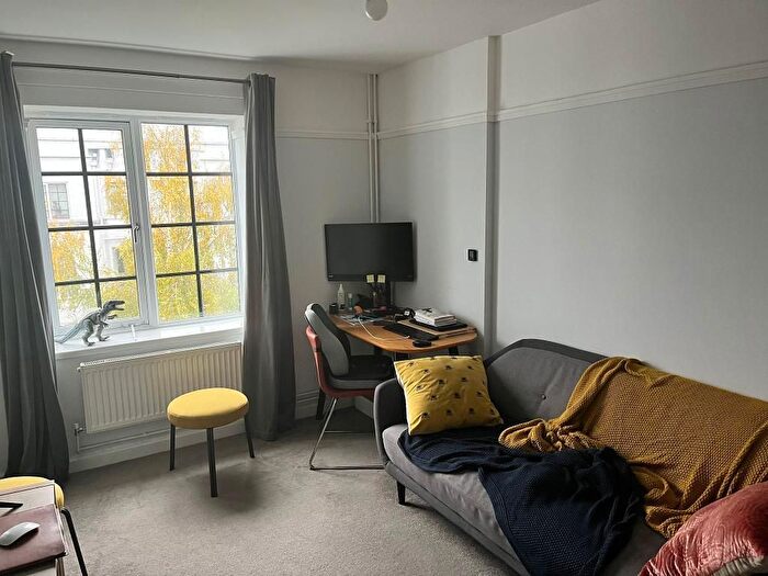 1 Bedroom Flat To Rent In Flat, London, W12