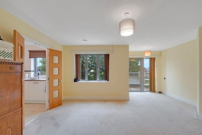 1 Bedroom Flat For Sale In Kingston Road, Raynes Park, London, SW20