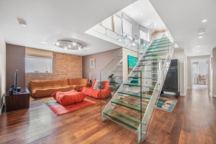 4 Bedroom Flat For Sale In Basin Approach, Canary Wharf, E14