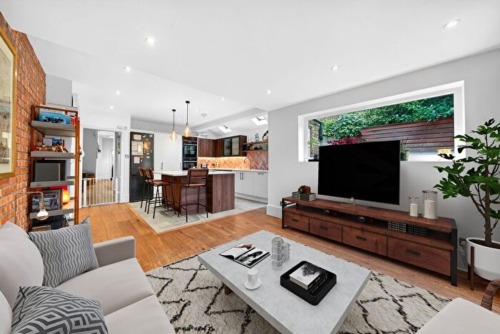 2 Bedroom Flat For Sale In Killyon Road, London, SW8