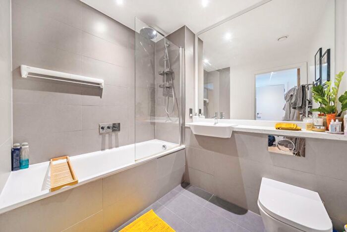 1 Bedroom Flat For Sale In Eastern Point, Edgware Road, NW9