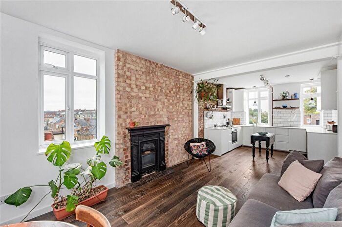 2 Bedroom Flat For Sale In Shacklewell Lane, London, E8