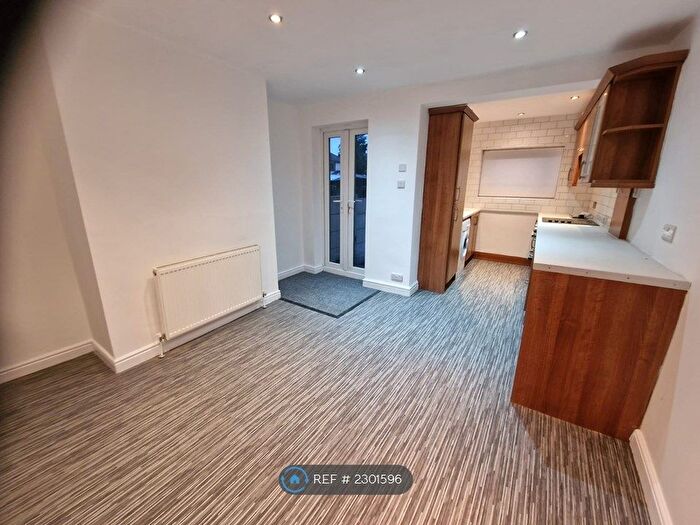 2 Bedroom End Of Terrace House To Rent In Hawthorn Road, Manchester, M40