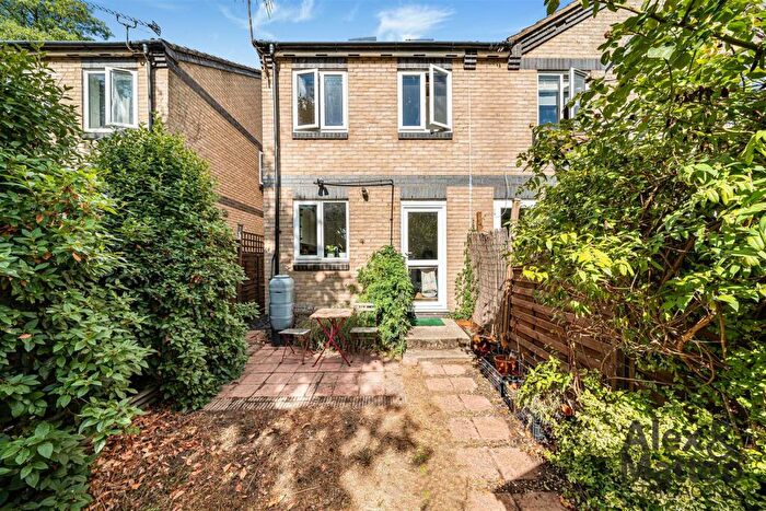 2 Bedroom House For Sale In Radley Court, Canada Water, SE16