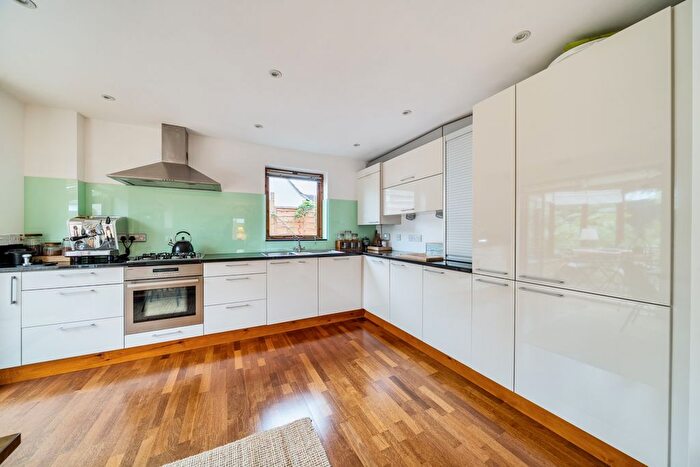 3 Bedroom Detached House For Sale In Shilton Road, Carterton, Oxfordshire, OX18