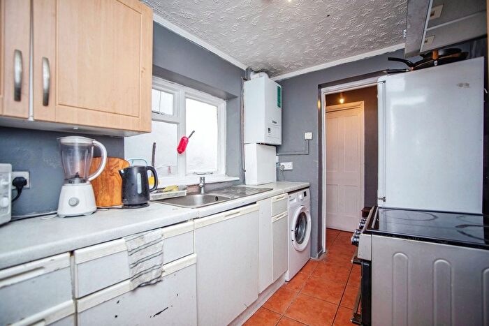 3 Bedroom Terraced House For Sale In Luton Road, Chatham, ME4