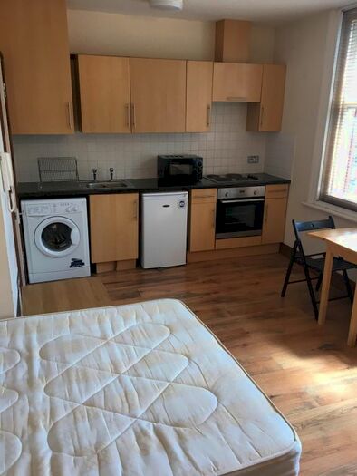 Studio To Rent In Uxbridge Road, London W12
