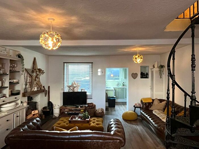 3 Bedroom End Of Terrace House For Sale In - Bridgend Road, Aberkenfig, Bridgend, CF32