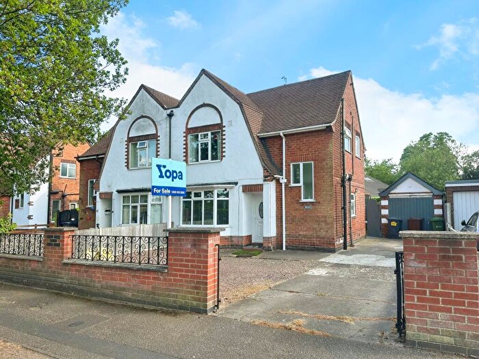 3 Bedroom Semi-Detached House For Sale In Western Avenue, Lincoln, LN6