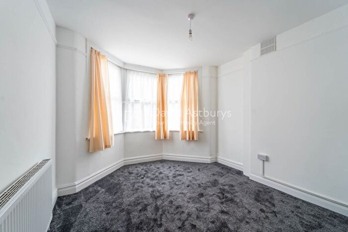 3 Bedroom Flat To Rent In Nightingale Road, Wood Green, London, N22
