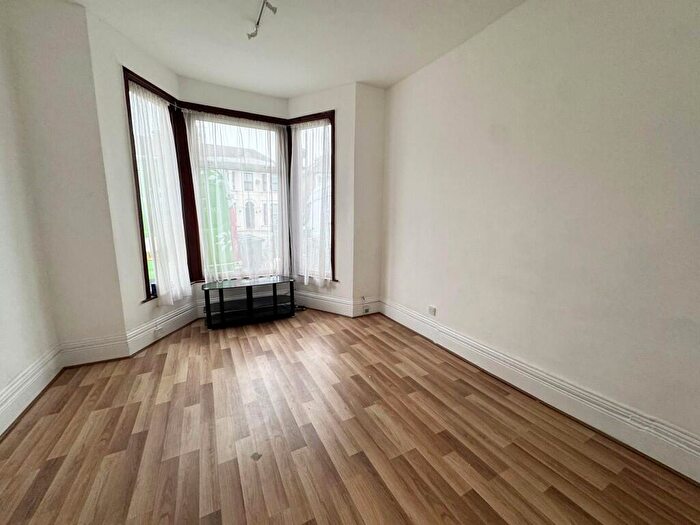 2 Bedroom Flat To Rent In Kingswood Road, Ilford, London, IG3