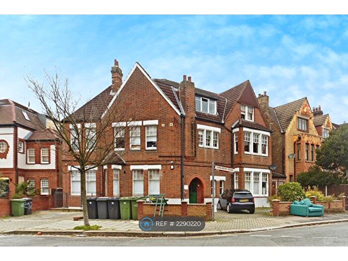 3 Bedroom Flat To Rent In Rydal Road, London, SW16