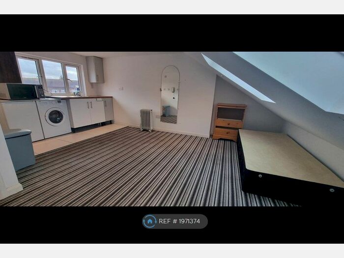 Studio To Rent In Tolworth, Surbiton, KT6