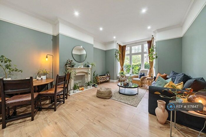 2 Bedroom Flat To Rent In Oak Road, Potternewton, Leeds, LS7