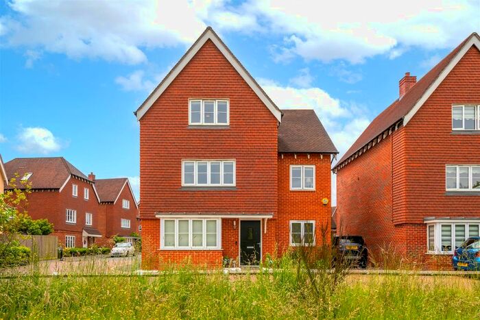 6 Bedroom Detached House To Rent In Whittaker Drive, Horley, RH6