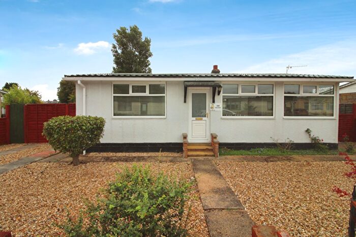 2 Bedroom Bungalow For Sale In Humberston Fitties, Cleethorpes, DN36