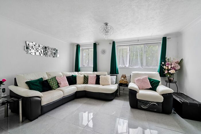 4 Bedroom Terraced House For Sale In Kelvin Gardens, Croydon, CR0