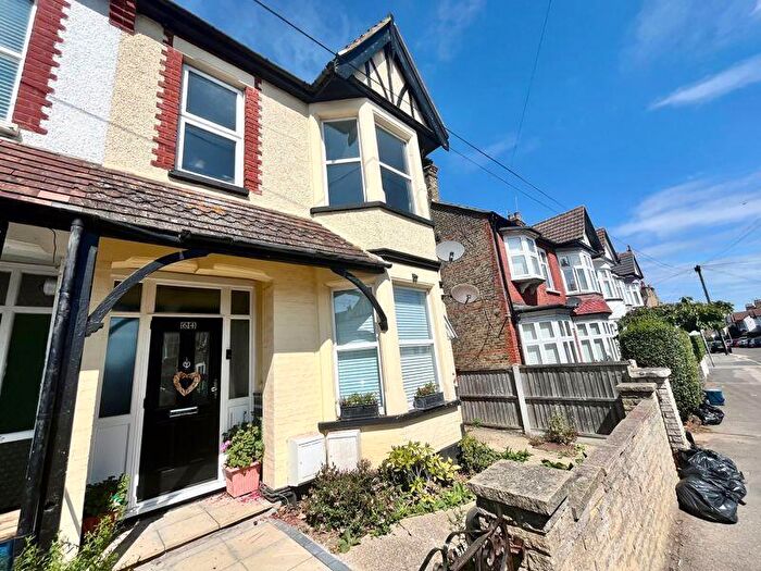 2 Bedroom Flat For Sale In Southbourne Grove, Westcliff-On-Sea, SS0