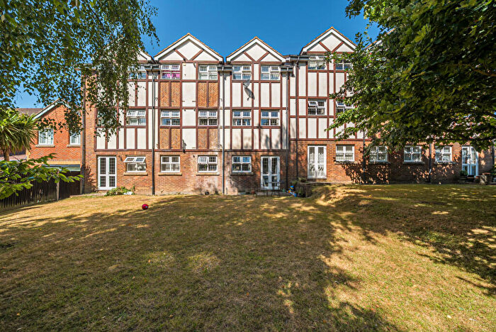 2 Bedroom Flat For Sale In Lorne Gardens, Knaphill, Woking, GU21