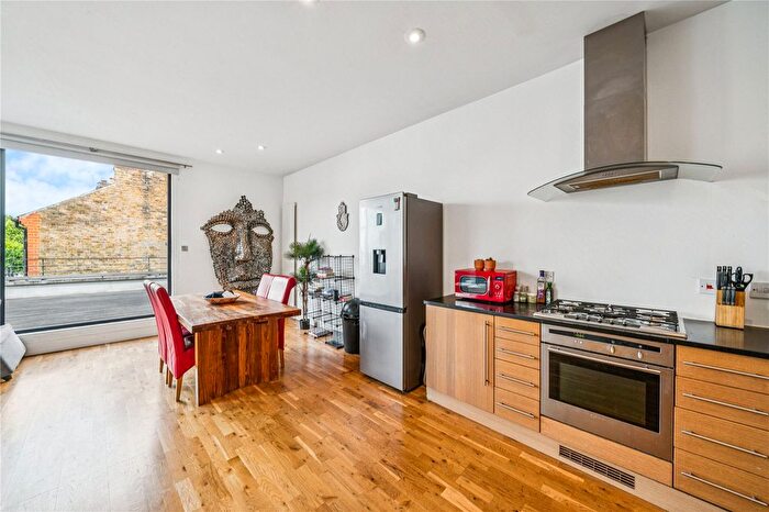 2 Bedroom Flat To Rent In Bedford Hill, London, SW12