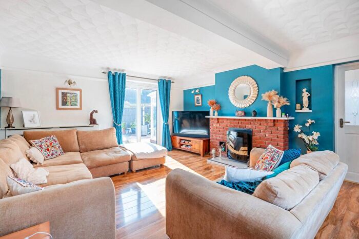 4 Bedroom Detached House For Sale In Beccles Road, Bradwell, NR31